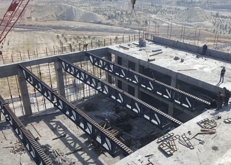 عملیات نصب خرپا سقف سالن آمفیتئاتر