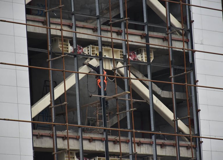 عملیات نصب دمپرهای کاهنده انرژی زلزله